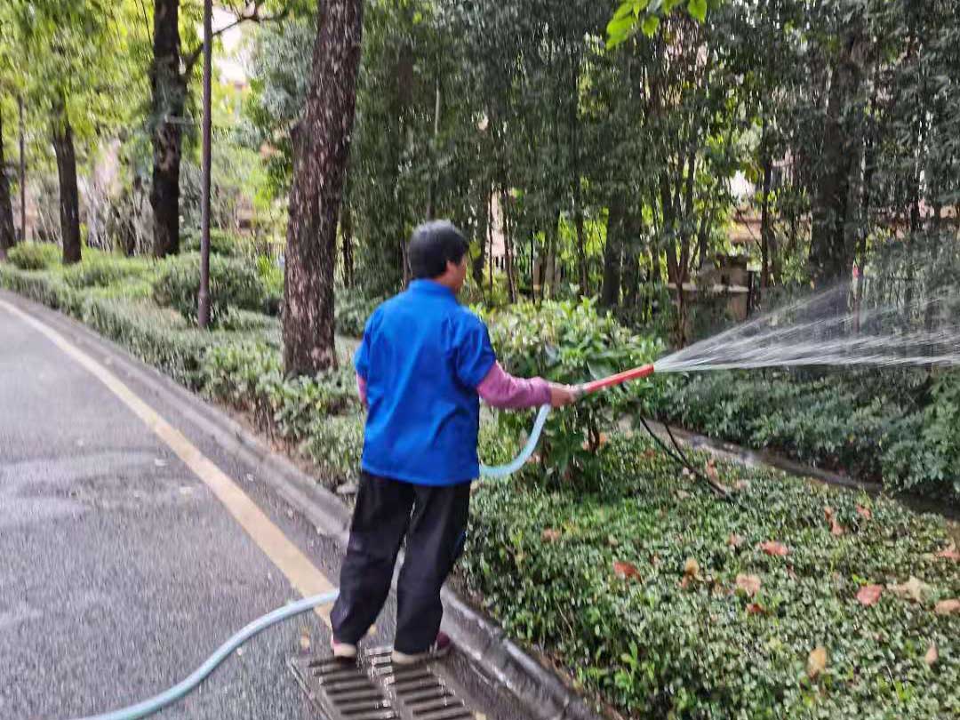 园林绿化养护苗木浇水